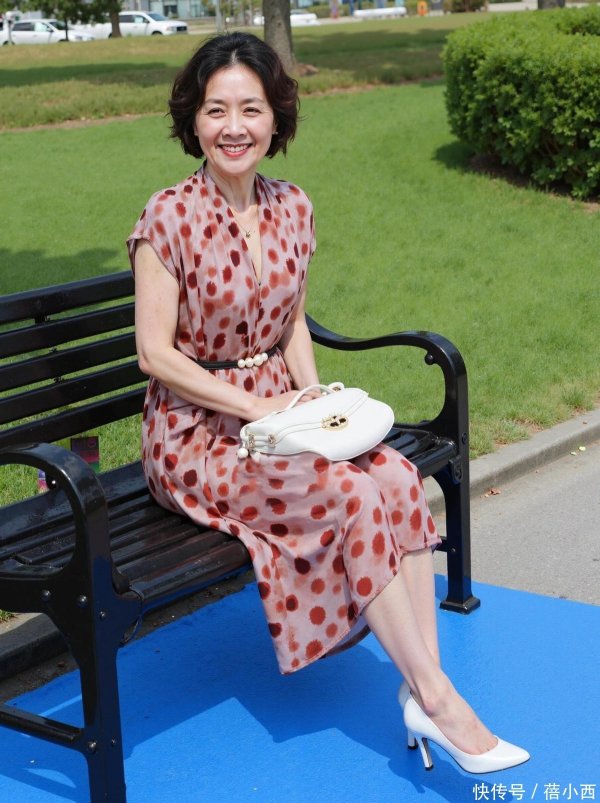 信达配资 这才是60岁妈妈辈喜欢的穿搭，优雅又显贵，不装嫩的时髦很高级